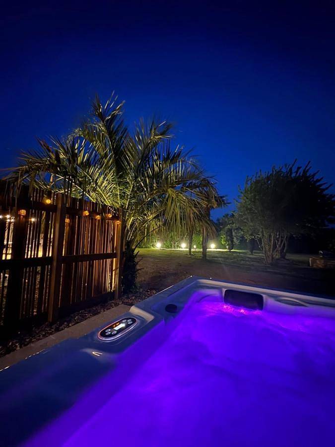 Location de vacances pour 2 personnes, avec Terrasse et Jacuzzi ainsi que Jardin et Piscine à Champagné-les-Marais
