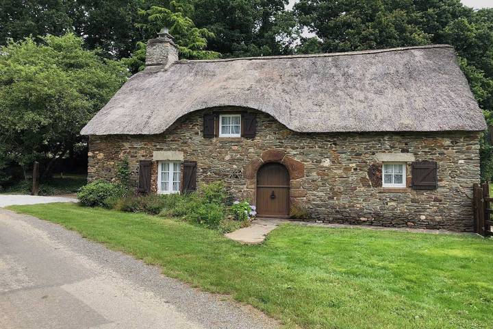 Gîte pour 6 personnes, avec jardin ainsi que terrasse et piscine à Bréhan