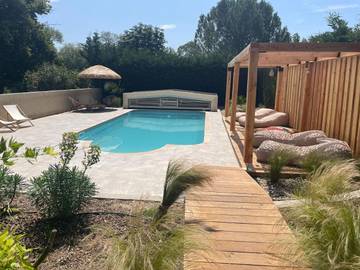 Gîte pour 10 personnes, avec jardin ainsi que vue et piscine, animaux acceptés à Lurs