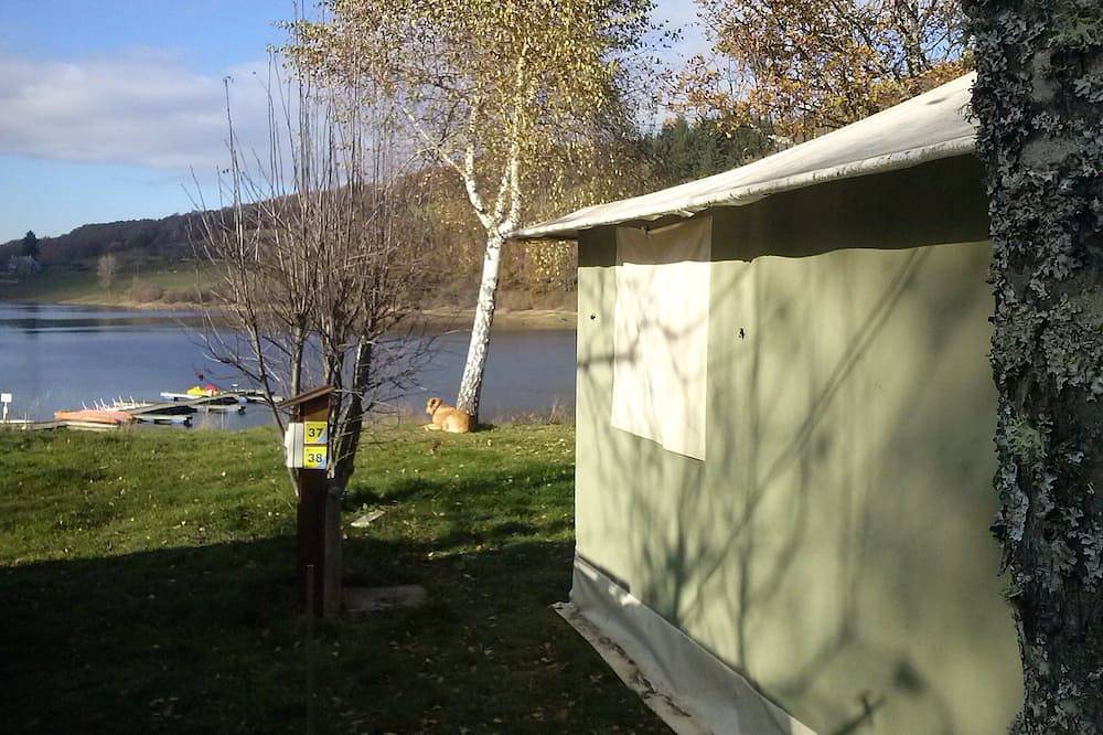 Tente Bengali au bord de l'eau in Montpeyroux (Midi-Pyrénées), Parc naturel régional de l'Aubrac