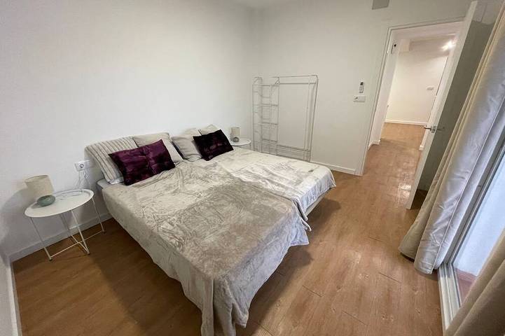 Entire apartment, Ideal group- 6pax- parking van in Girona, Gironès