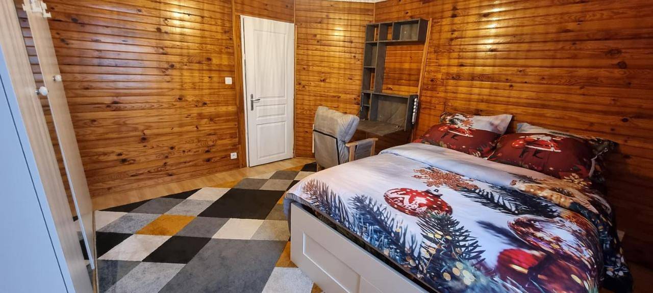 Appartement de vacances entier, Apartment With Shared Bathroom in Montataire, Oise