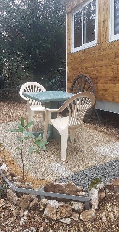 Gîte pour 2 personnes, avec terrasse et jacuzzi ainsi que jardin et piscine à Oyonnax - 2