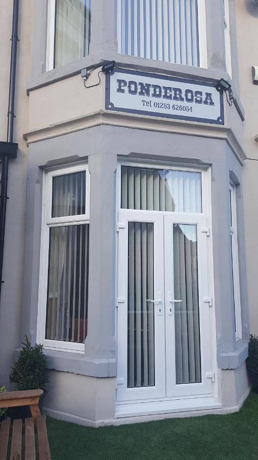 Bed and breakfast for 2 people, with garden in Blackpool