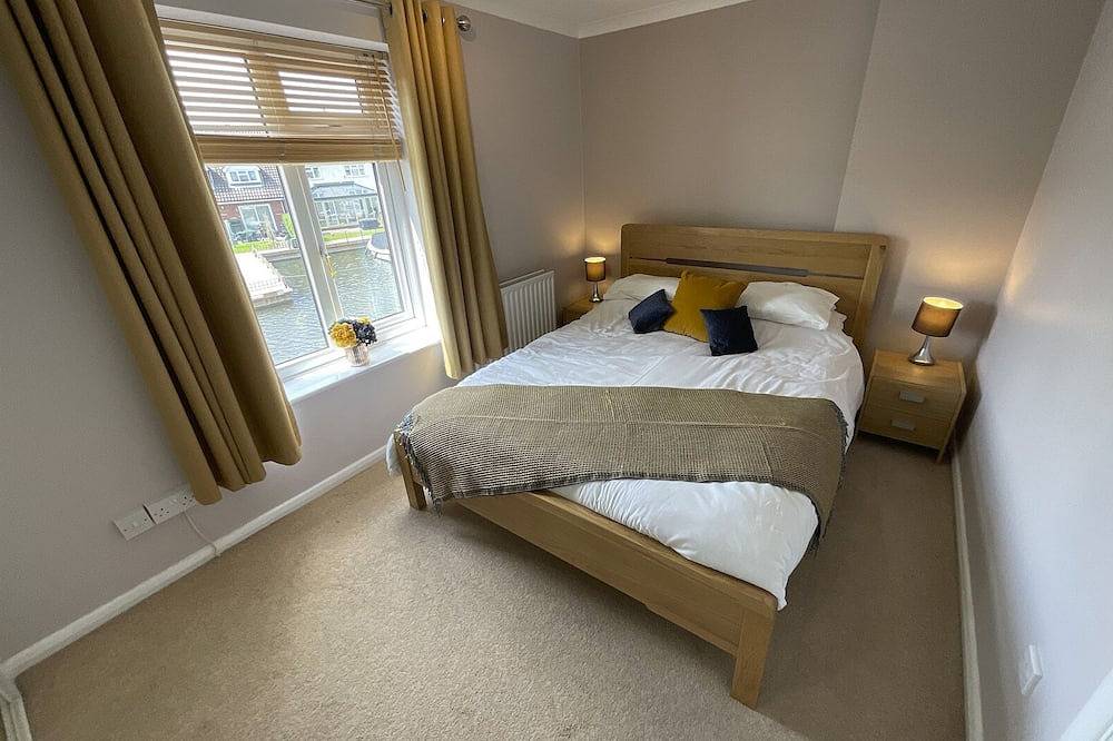 3 Bedroom Swan Cottage In Wroxham, Norfolk, Norfolk Broads, England in Hoveton, The Broads