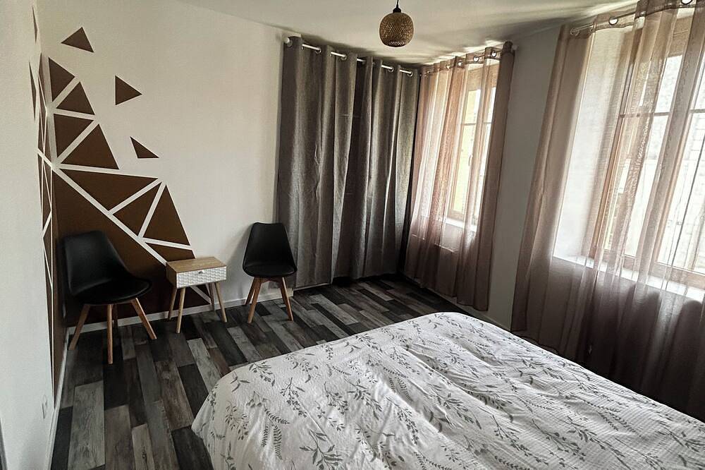 Maison de ville pour Curiste et voyageur in Néris-les-Bains, Région de Montluçon