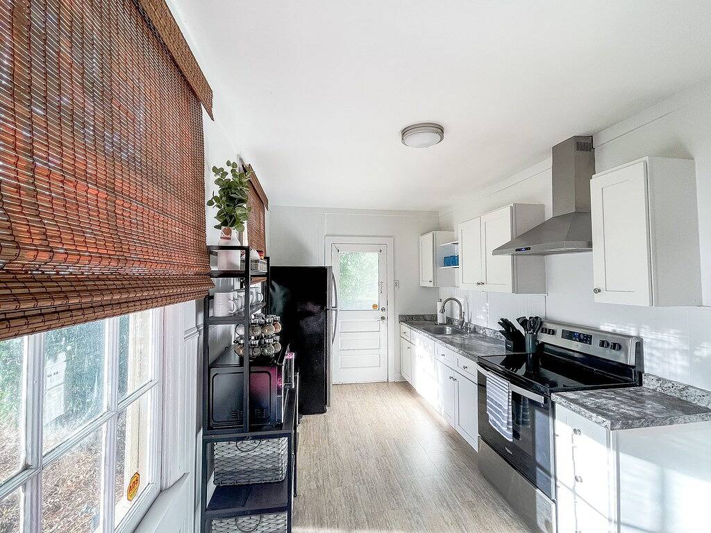 New - Flirty Flamingo Bungalow - close to downtown in Beaufort, Beaufort County