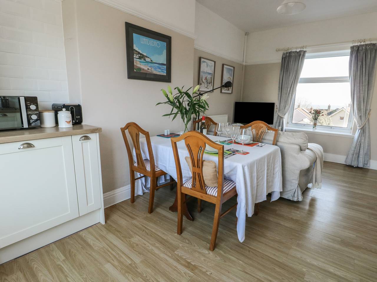 Entire apartment, Rhos Retreat No. 7 in Rhos on Sea, Conwy region