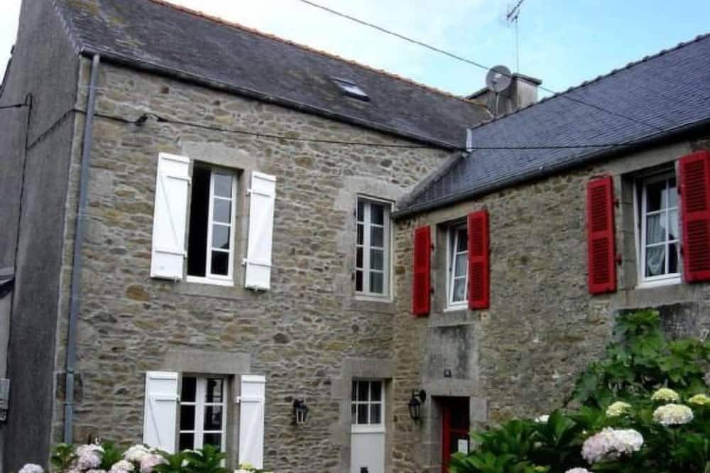 Küstennahes, bretonisches Ferienhaus mit Kamin in Plouguerneau, Région de Brest