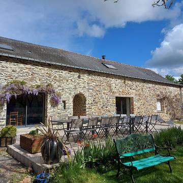Gîte pour 15 personnes, avec jacuzzi ainsi que jardin et terrasse dans Vallons-de-l'Erdre