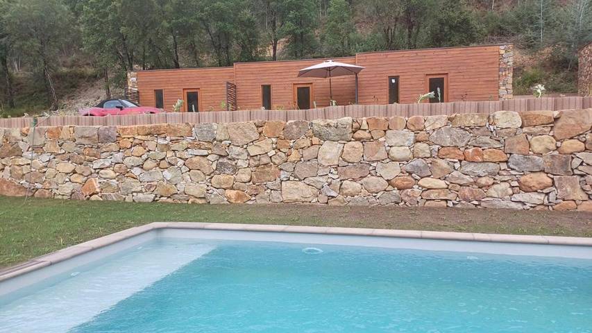 Quarto para 4 pessoas, com sauna e jardim e ainda jacuzzi and piscina em Lousã