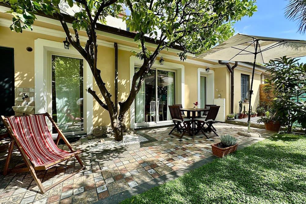 Appartamento intero, Villa del 700 I Giardino I 4 ospiti I Mare 5 min I Parcheggio privato in Vallecrosia, Riviera di Ponente