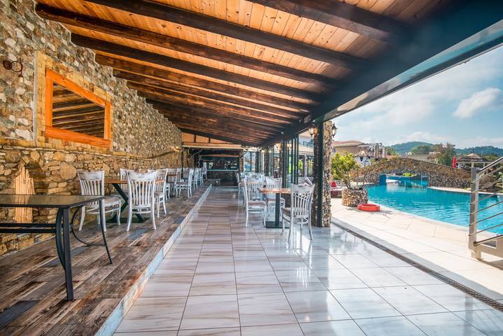 Hel studio-lejlighed, Holiday Studio 'Mirage Arillas Studio Type A2' next to Beach with Balcony, Shared Pool & Wi-Fi in Arillas, Korfu