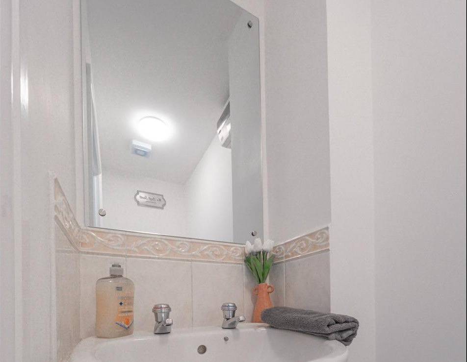 Sleeps 5 - Private Garden- Free Parking in Corby, Northamptonshire