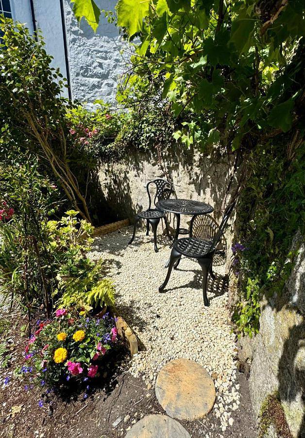 Honeysuckle Cottage by The Sea in Mousehole, Cornwall