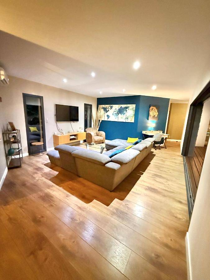 Location de vacances pour 6 personnes, avec vue ainsi que piscine et terrasse à Artigues-près-Bordeaux - 3