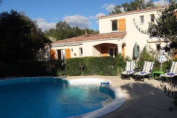 Gîte pour 7 personnes, avec jardin ainsi que piscine et jacuzzi, animaux acceptés à Notre-Dame-de-Londres
