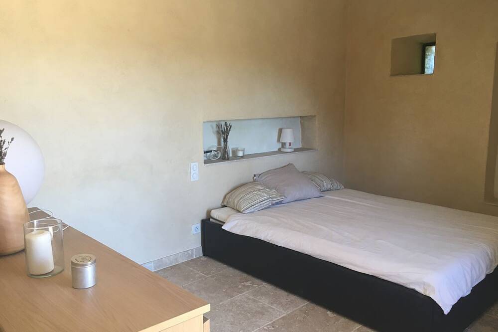 Renovated sheepfold with swimming pool in the heart of the Luberon countryside in Rustrel, Regionaler Naturpark Luberon