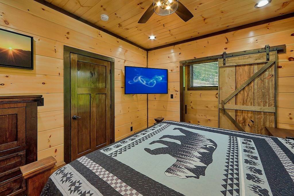 Luxury Pool Cabin w Theater | Firepit | Hot tub in Waldens Creek, Sevier County