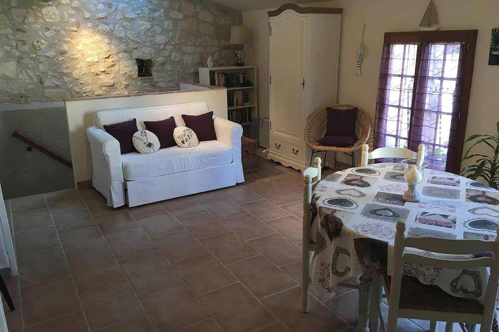 Delightful independant property with garden in small medieval fortified citadel in Pujols, Región de Villeneuve-sur-Lot
