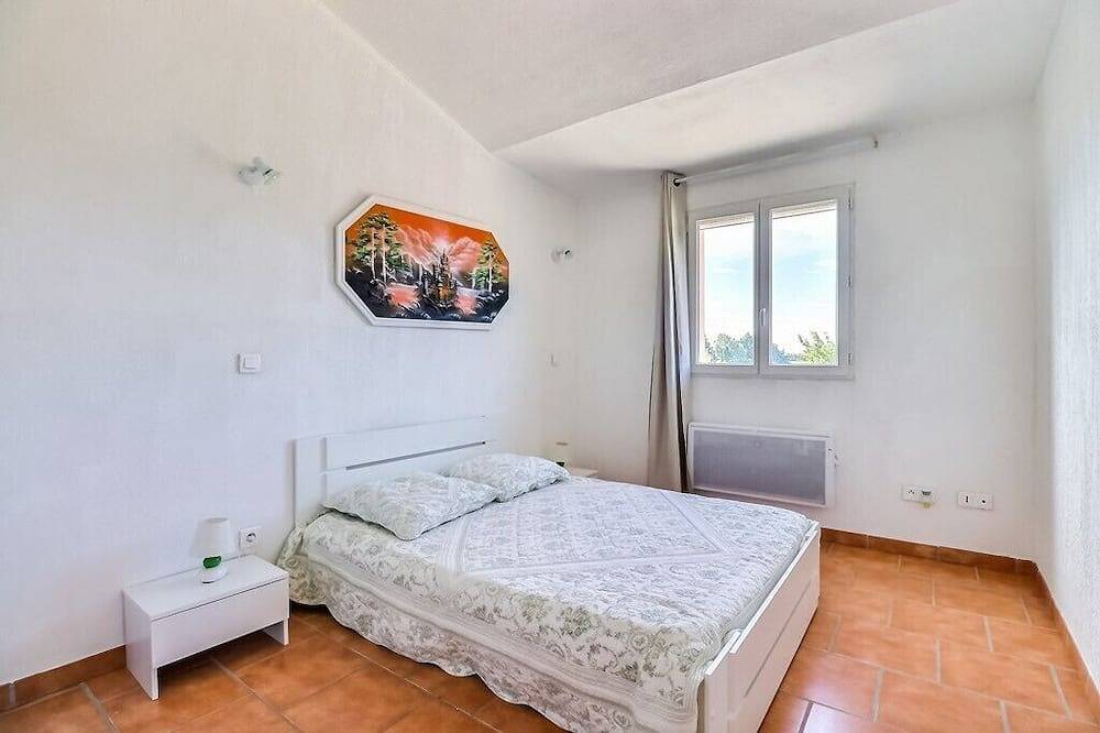 Entire apartment, Apartment for 4 to 6 people olive side 1st floor in Beaucaire, Nimes region