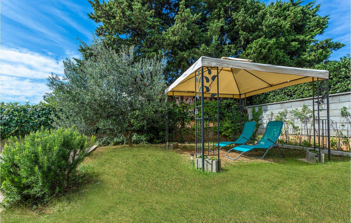 Ganze Ferienwohnung, Gemütlich, 2,5 km vom Strand entfernt: 71 m² große Wohnung mit Terrasse und Parkplatz in Omisalj, Krk