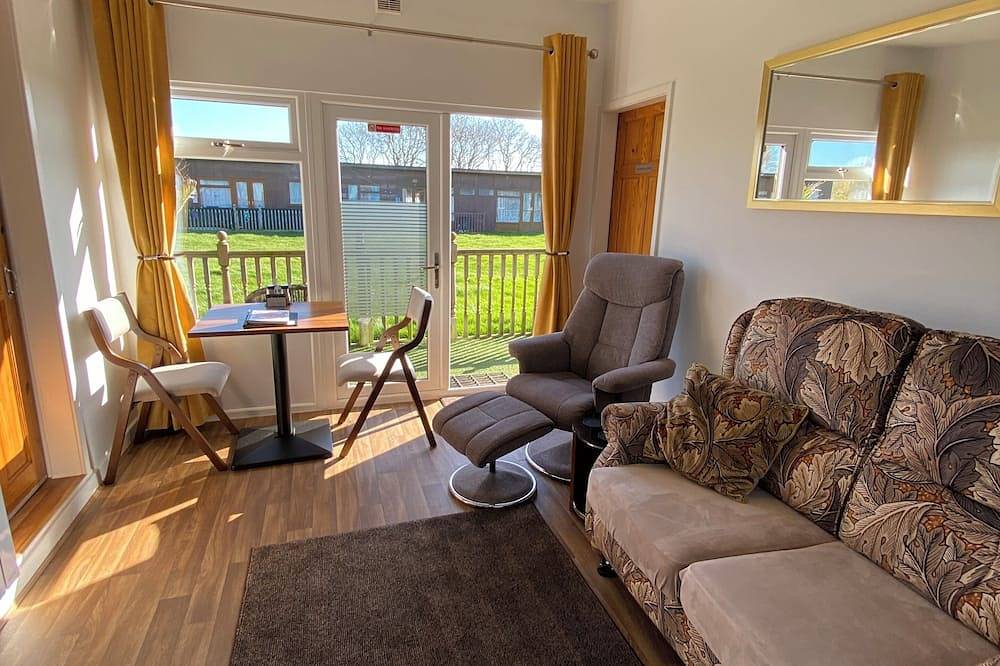 Dog Friendly Holiday Chalet close to the Beach Bar & Restaurant on-site in Mablethorpe, Lincolnshire