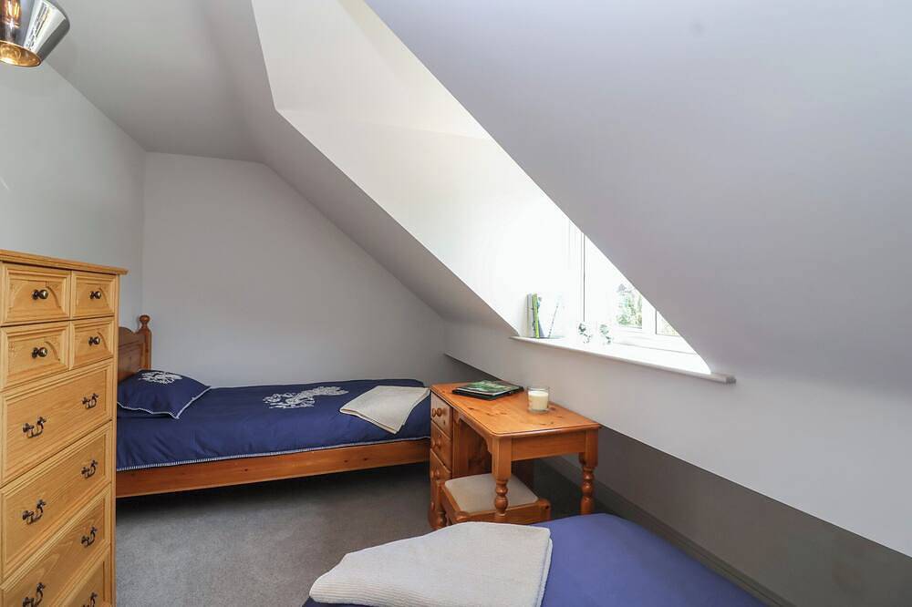 Leafield Cottage, pet friendly, with a garden in Brockworth in Badgeworth, Gloucestershire