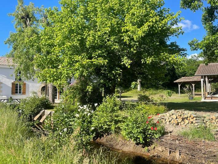 Location de vacances pour 6 personnes, avec jardin ainsi que vue et terrasse à Salles - 2