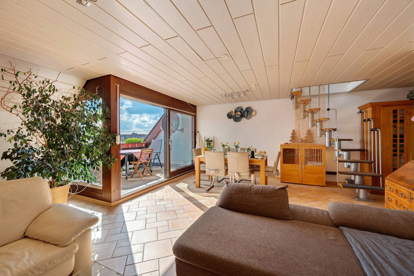 Apartamento entero, Amplio dúplex de tres habitaciones y 100 m² en ubicación céntrica in Sindelfingen, Northern Black Forest