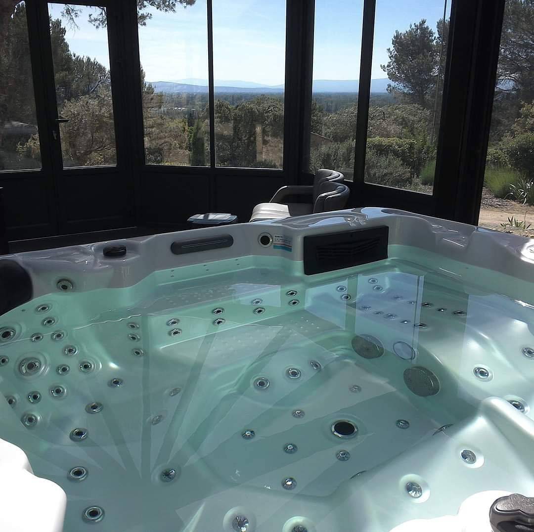Le Bastion des Papes avec grande piscine privée et option Spa in Châteauneuf-de-Gadagne, Vaucluse