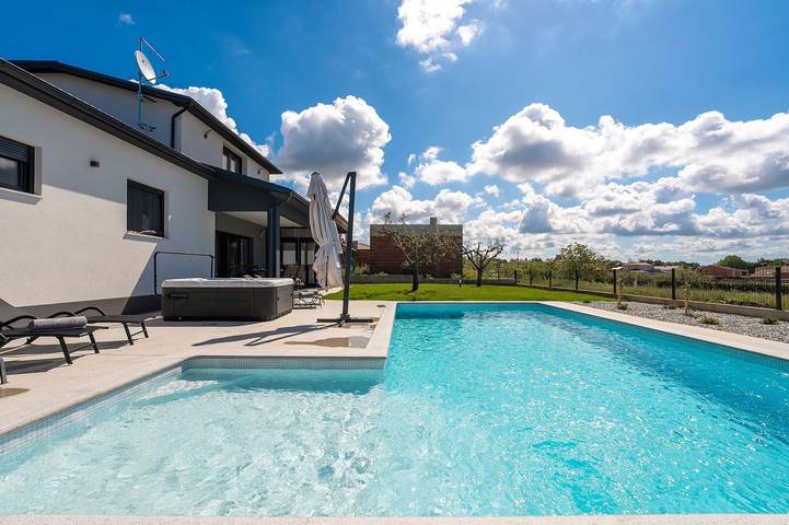 Ferienhaus für 7 Personen, mit Whirlpool und Terrasse sowie Garten und Pool in Kastelir
