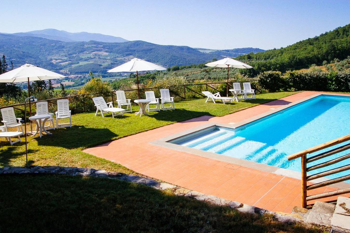 Entire apartment, Monte Apartment with Panoramic Pool in Chianti in Pontassieve, Chianti