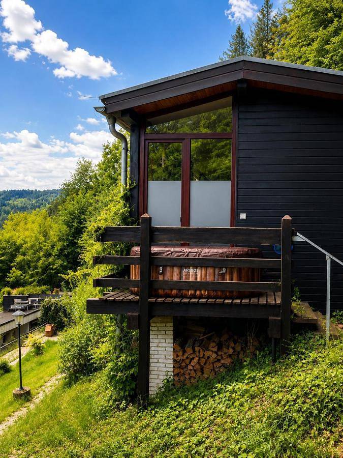 Ferienhaus für 2 Personen, mit Balkon und Whirlpool sowie Terrasse und Sauna in Neubulach