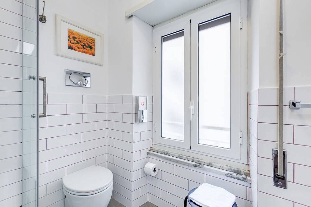 Elegant room, just renovated, facing the Metro, a stone's throw from San Pietro in Roma, Provincia de Roma