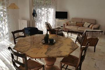 Gîte pour 6 personnes, avec jardin ainsi que terrasse et jacuzzi dans Office De Tourisme De Juan Les Pins
