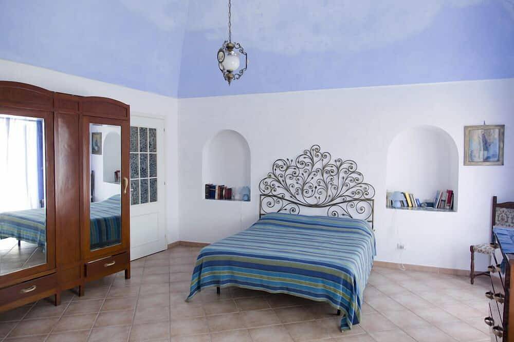 Haus mit Terrasse mit Blick auf das Meer und die Hügel in der grünen Umgebung von Campo Inglese, Ponza in Ponza, Latium