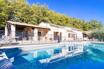 Location de vacances pour 10 personnes, avec piscine à Mons (Var)