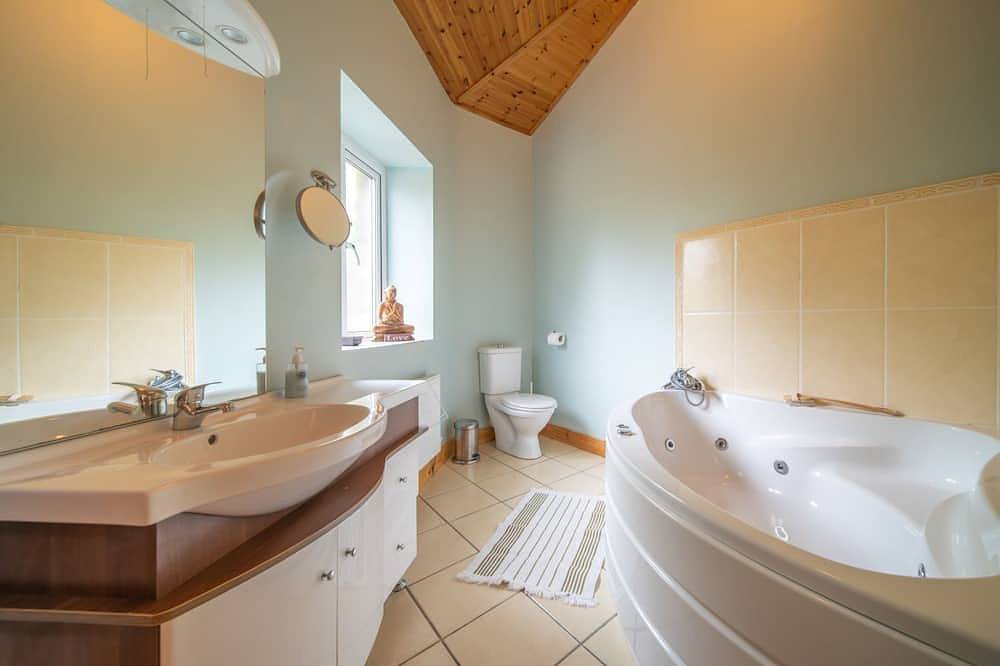 Spacious 2 bed stone cottage in the Wicklow Mountains in Donaghmore, County Wicklow