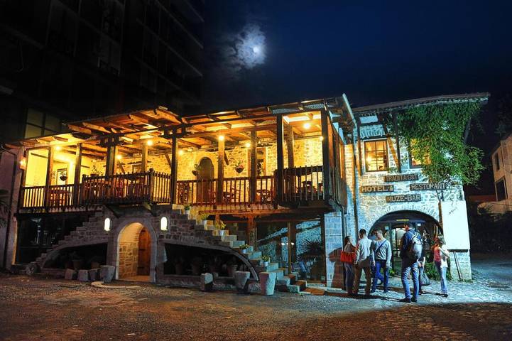 Hôtel pour 2 personnes, avec Terrasse ainsi que Jardin et Vue dans Shkodër