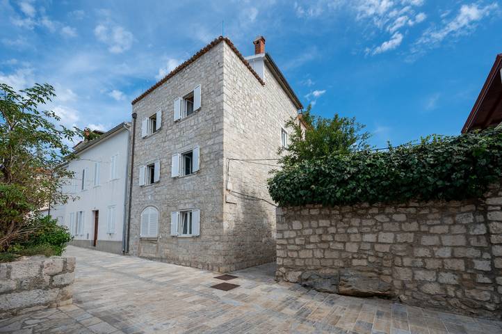 Maison de quatre chambres avec la terrasse et la vue sur le mer Rab K-14697 in Gradsko Kupaliste (Rab town), Ville de Rab