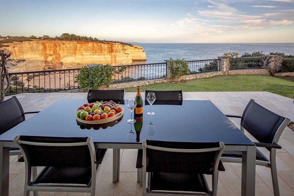 Oceanfront Villa with three bedrooms plus one in Benagil, Faro Distrikt