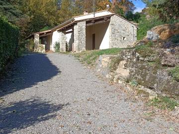 Gîte pour 6 personnes, avec vue ainsi que jardin et piscine à Vesseaux