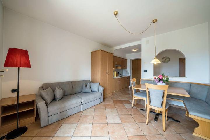 Appartamento intero, Appartamento vacanze "Weinsepphof 3" con vista montagna, piscina, Wi-Fi, giardino e balcone in Lana di Mezzo, Lana