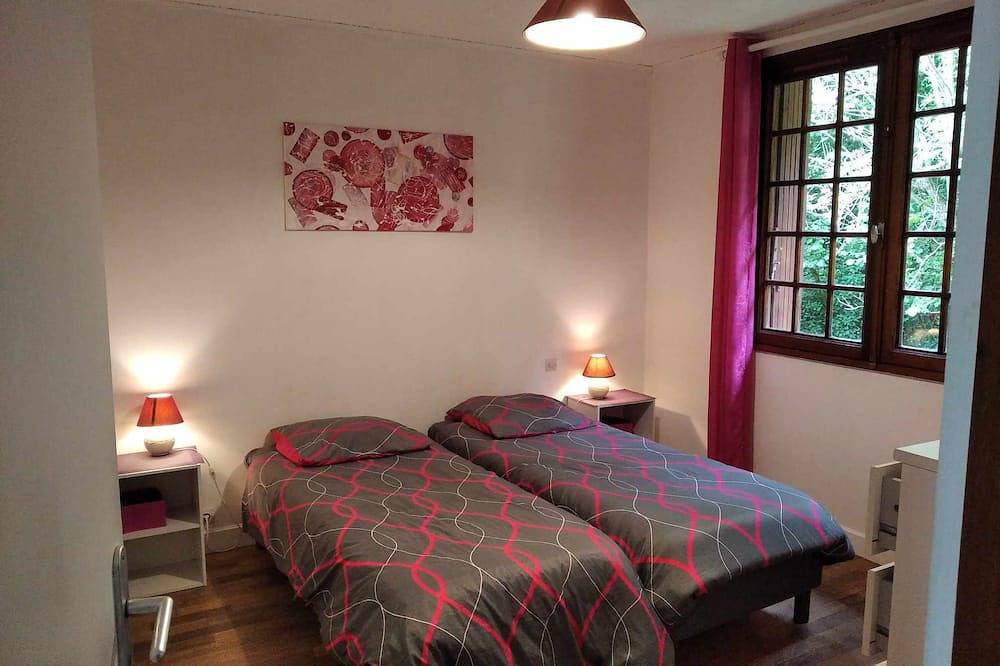 🌿 Maison normande au bord du ruisseau – Fraîcheur, calme & animaux bienvenus 🐾 in Saint-Pierre-et-Saint-Paul-en-Val-d'Auge, Région de Lisieux