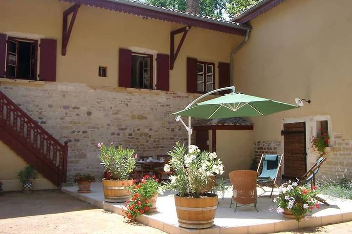 Location de vacances pour 6 personnes, avec piscine et jardin à Arnas