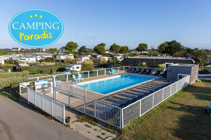 Camping pour 4 personnes, avec piscine ainsi que jardin et terrasse