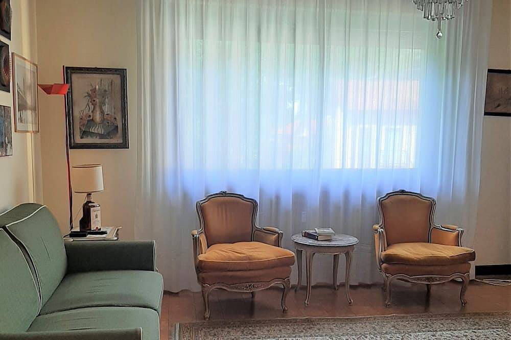 Ganze Wohnung, In der Nähe von Stresa, Wohnung Lesa mit Terrasse mit Blick auf den See. Wi-Fi in Lesa, Lago Maggiore (Piemont)