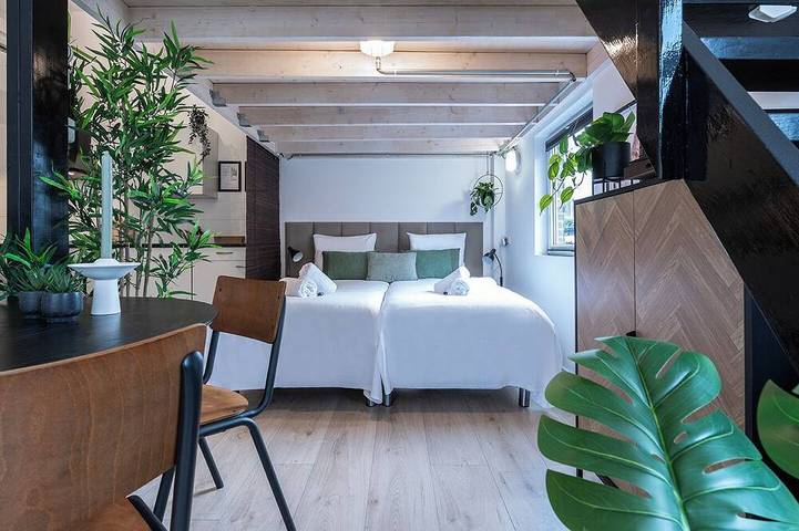 Ganze Wohnung, Stilvolles Loft mit 2 Schlafzimmern im Herzen von Tilburg. Modern, hell und komplett ausgestattet mit Küche, schnellem WLAN, Smart-TV und Arbeitsbereich – perfekt für einen Städtetrip oder einen gemütlichen Workation-Aufenthalt. in Tilburg, Nordbrabant