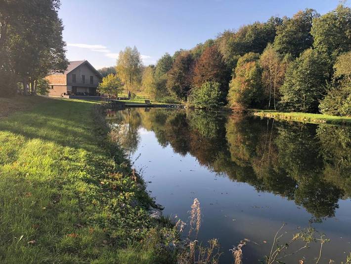 Location de vacances pour 10 personnes, avec vue ainsi que jardin et vue sur le lac à Fauvillers